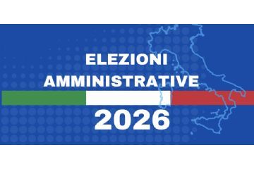 Bandiera tricolore sullo sfondo blu dello stivale e con la scritta al centro Elezioni Amministrative 2026